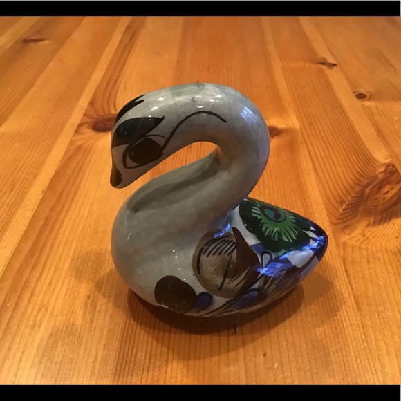 VINTAGE TONALA SWAN MEXICO SIGNED HANDPAINTED FLORAL